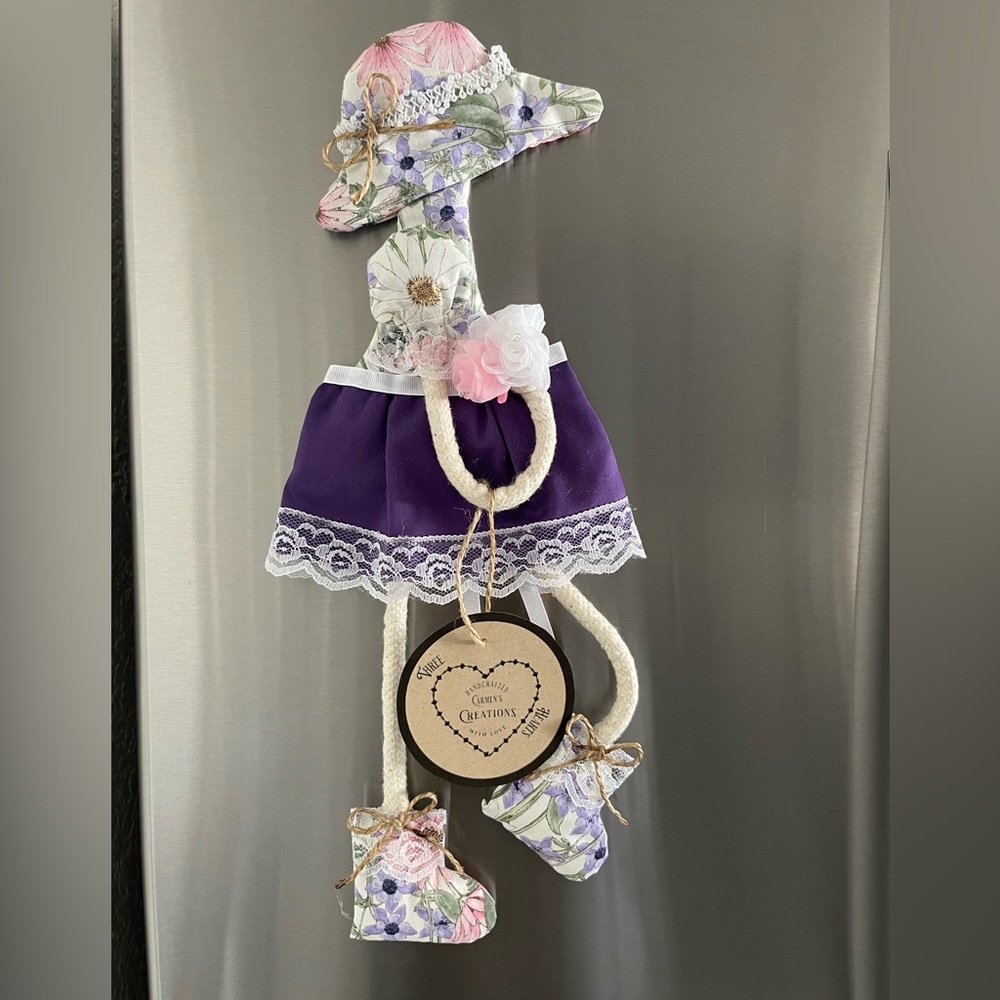 Magnetic doll to decorate the fridge and put your appointments